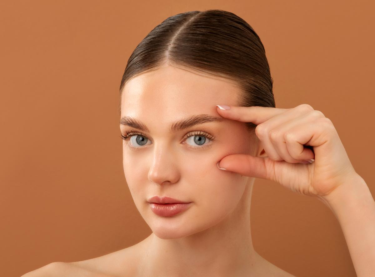 Why do so many people in Dubai consider eyelid surgery when they want their eyes to look brighter and more open?